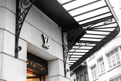 Luxury Shopping Frankfurt (16 Stores): Valentino, Dior, Gucci and 